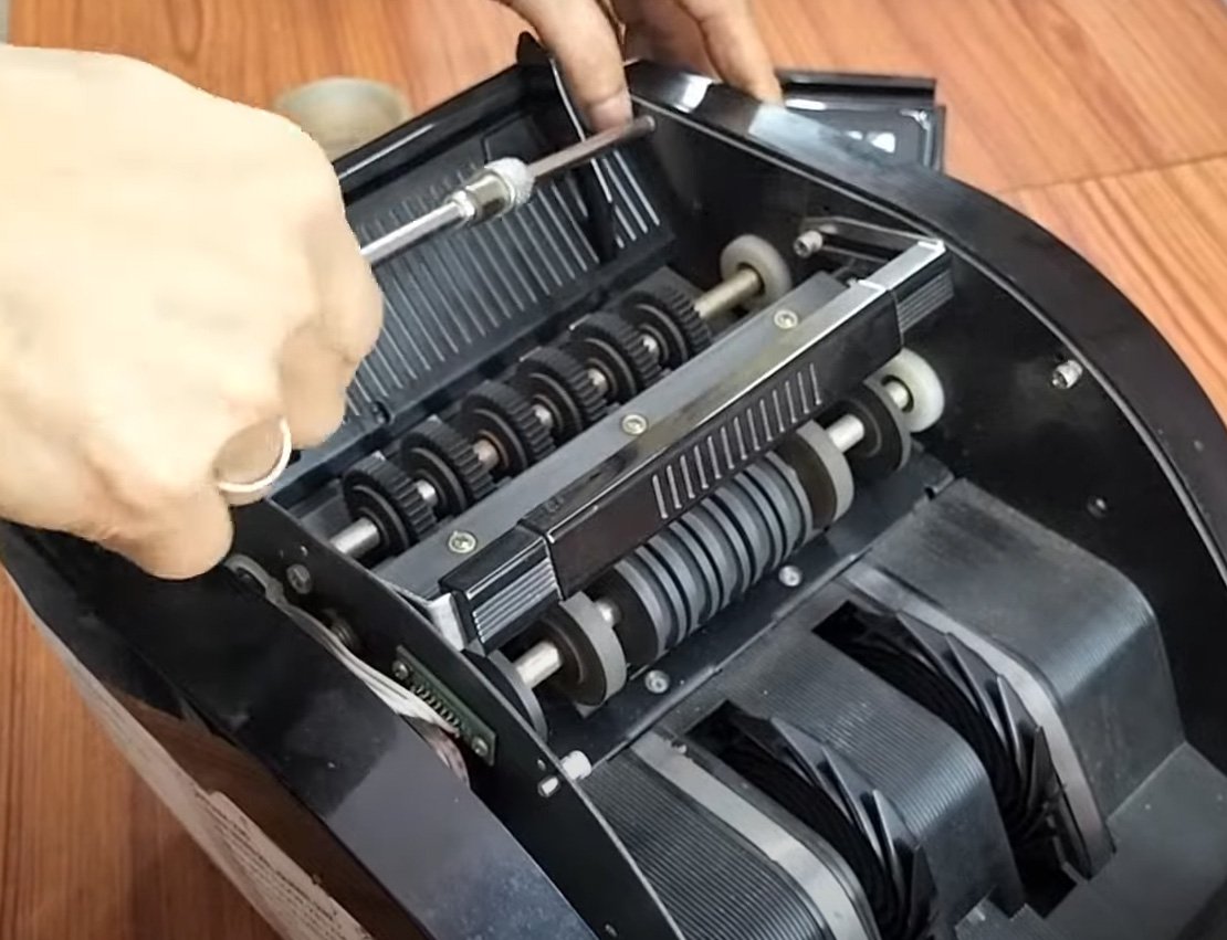 Manutenção de uma máquina de contagem de dinheiro